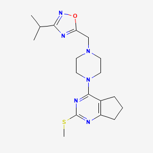 molecular formula C18H26N6OS B15116366 1-[2-(methylsulfanyl)-5H,6H,7H-cyclopenta[d]pyrimidin-4-yl]-4-{[3-(propan-2-yl)-1,2,4-oxadiazol-5-yl]methyl}piperazine 