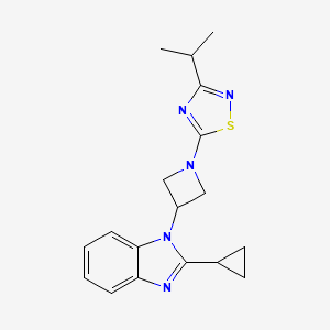 molecular formula C18H21N5S B15117471 2-cyclopropyl-1-{1-[3-(propan-2-yl)-1,2,4-thiadiazol-5-yl]azetidin-3-yl}-1H-1,3-benzodiazole 