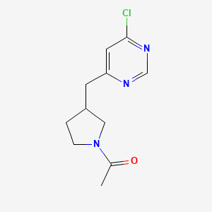 molecular formula C11H14ClN3O B15126483 1-(3-((6-Chloropyrimidin-4-yl)methyl)pyrrolidin-1-yl)ethan-1-one 