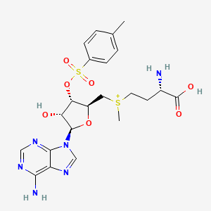 [(3S)-3-Amino-3-carboxypropyl]({(2S,3S,4R,5R)-5-(6-amino-9H-purin-9-yl)-4-hydroxy-3-[(4-methylbenzene-1-sulfonyl)oxy]oxolan-2-yl}methyl)methylsulfanium