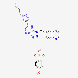 4-hydroxybenzenesulfonic acid;2-[4-[3-(quinolin-6-ylmethyl)triazolo[4,5-b]pyrazin-5-yl]pyrazol-1-yl]ethanol