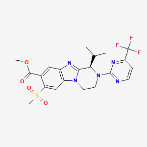 molecular formula C21H22F3N5O4S B1518225 (R)-methyl 1-isopropyl-7-(methylsulfonyl)-2-(4-(trifluoromethyl)pyrimidin-2-yl)-1,2,3,4-tetrahydrobenzo[4,5]imidazo[1,2-a]pyrazine-8-carboxylate 