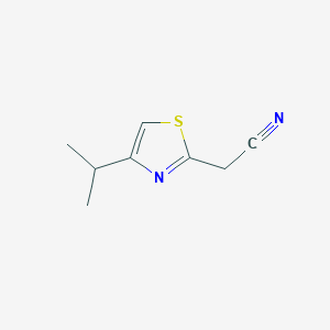 molecular formula C8H10N2S B1521586 2-[4-(Propan-2-yl)-1,3-thiazol-2-yl]acetonitrile CAS No. 637015-75-9