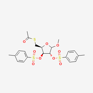 molecular formula C22H26O9S3 B15234410 S-(((2S,3S,4R)-5-Methoxy-3,4-bis(tosyloxy)tetrahydrofuran-2-YL)methyl) ethanethioate 