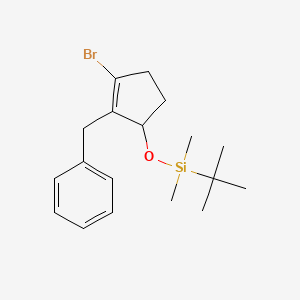 molecular formula C18H27BrOSi B15236798 ((2-Benzyl-3-bromocyclopent-2-EN-1-YL)oxy)(tert-butyl)dimethylsilane 