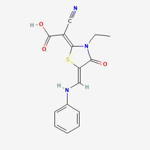 molecular formula C15H13N3O3S B15240953 2-Cyano-2-{3-ethyl-4-oxo-5-[(phenylamino)methylidene]-1,3-thiazolidin-2-ylidene}acetic acid 