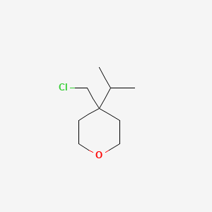 molecular formula C9H17ClO B15252777 4-(Chloromethyl)-4-(propan-2-yl)oxane 