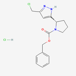 benzyl(2S)-2-[5-(chloromethyl)-1H-pyrazol-3-yl]pyrrolidine-1-carboxylatehydrochloride