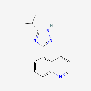 molecular formula C14H14N4 B1525974 5-[5-(丙烷-2-基)-1H-1,2,4-三唑-3-基]喹啉 CAS No. 1281384-74-4
