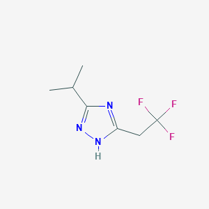 molecular formula C7H10F3N3 B1526778 3-(丙烷-2-基)-5-(2,2,2-三氟乙基)-1H-1,2,4-三唑 CAS No. 1249765-50-1