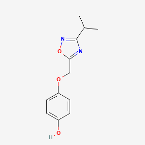 molecular formula C12H14N2O3 B1526955 4-{[3-(Propan-2-yl)-1,2,4-oxadiazol-5-yl]methoxy}phenol CAS No. 1275279-32-7
