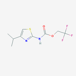 molecular formula C9H11F3N2O2S B1527358 2,2,2-三氟乙基 N-[4-(丙烷-2-基)-1,3-噻唑-2-基]氨基甲酸酯 CAS No. 1477569-89-3