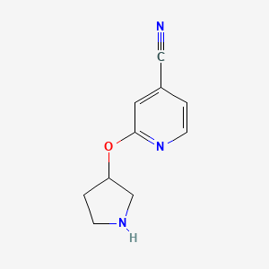 molecular formula C10H11N3O B1527580 2-(Pyrrolidin-3-yloxy)pyridin-4-carbonitril CAS No. 1249696-54-5