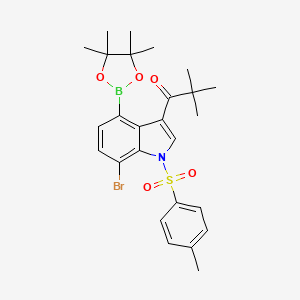 molecular formula C26H31BBrNO5S B15276145 1-(7-Bromo-4-(4,4,5,5-tetramethyl-1,3,2-dioxaborolan-2-yl)-1-tosyl-1H-indol-3-yl)-2,2-dimethylpropan-1-one 