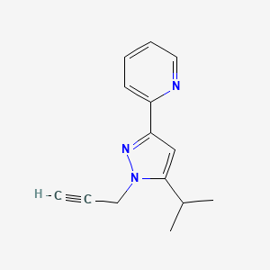 molecular formula C14H15N3 B15276159 2-(5-isopropyl-1-(prop-2-yn-1-yl)-1H-pyrazol-3-yl)pyridine 