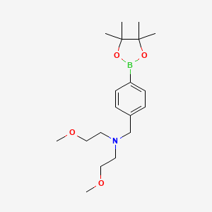 molecular formula C19H32BNO4 B1528035 ビス-(2-メトキシエチル)-[4-(4,4,5,5-テトラメチル-[1,3,2]ジオキサボロラン-2-イル)-ベンジル]-アミン CAS No. 2096339-20-5