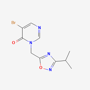 5-Bromo-3-{[3-(propan-2-yl)-1,2,4-oxadiazol-5-yl]methyl}-3,4-dihydropyrimidin-4-one