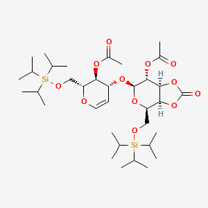 [(2R,3S,4R)-4-[[(3aS,4R,6R,7R,7aS)-7-acetyloxy-2-oxo-4-[tri(propan-2-yl)silyloxymethyl]-4,6,7,7a-tetrahydro-3aH-[1,3]dioxolo[4,5-c]pyran-6-yl]oxy]-2-[tri(propan-2-yl)silyloxymethyl]-3,4-dihydro-2H-pyran-3-yl] acetate