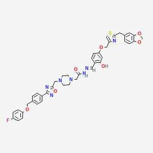 N-[(E)-[4-[[2-(1,3-benzodioxol-5-ylmethyl)-1,3-thiazol-4-yl]methoxy]-2-hydroxyphenyl]methylideneamino]-2-[4-[[3-[4-[(4-fluorophenoxy)methyl]phenyl]-1,2,4-oxadiazol-5-yl]methyl]piperazin-1-yl]acetamide