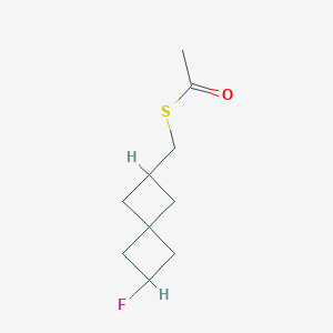 1-[({6-Fluorospiro[3.3]heptan-2-yl}methyl)sulfanyl]ethan-1-one