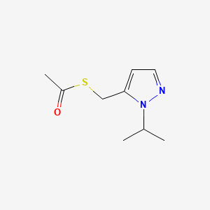 molecular formula C9H14N2OS B15322638 1-({[1-(propan-2-yl)-1H-pyrazol-5-yl]methyl}sulfanyl)ethan-1-one 