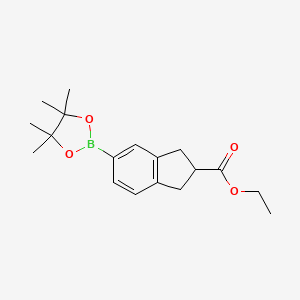 molecular formula C18H25BO4 B15378822 ethyl 5-(4,4,5,5-tetramethyl-1,3,2-dioxaborolan-2-yl)-2,3-dihydro-1H-indene-2-carboxylate 