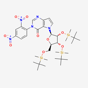 molecular formula C35H57N5O9Si3 B15388823 5-((2R,3R,4R,5R)-3,4-bis((tert-butyldimethylsilyl)oxy)-5-(((tert-butyldimethylsilyl)oxy)methyl)tetrahydrofuran-2-yl)-3-(2,4-dinitrophenyl)-3H-pyrrolo[3,2-d]pyrimidin-4(5H)-one 