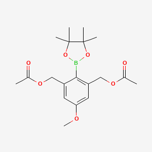 molecular formula C19H27BO7 B15508558 (5-Methoxy-2-(4,4,5,5-tetramethyl-1,3,2-dioxaborolan-2-yl)-1,3-phenylene)bis(methylene) diacetate 