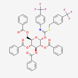 molecular formula C50H37F6NO10S B1589008 （2R,3R,4S,5R,6R）-2-（（苯甲酰氧基）甲基）-6-（（（4-（三氟甲基）苯基）硫代）（（4-（三氟甲基）苯基）亚氨基）甲氧基）四氢-2H-吡喃-3,4,5-三基三苯甲酸酯 CAS No. 428816-48-2