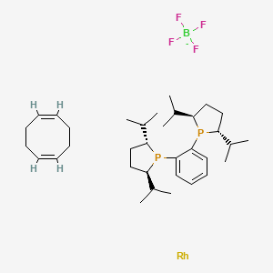 molecular formula C34H56BF4P2Rh- B1601735 (1Z,5Z)-环辛-1,5-二烯；(2R,5R)-1-[2-[(2R,5R)-2,5-二(丙-2-基)膦杂环-1-基]苯基]-2,5-二(丙-2-基)膦杂环；铑；四氟硼酸盐 CAS No. 569650-64-2