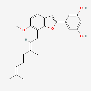molecular formula C25H28O4 B1609363 1,3-苯二酚，5-(7-((2E)-3,7-二甲基-2,6-辛二烯基)-6-甲氧基-2-苯并呋喃基)- CAS No. 79295-49-1