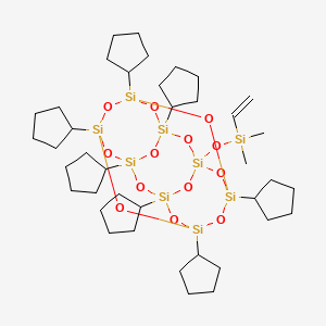 molecular formula C39H72O13Si9 B1636977 Ethenyl-[(3,5,7,9,11,13,15-heptacyclopentyl-2,4,6,8,10,12,14,16,17,18,19,20-dodecaoxa-1,3,5,7,9,11,13,15-octasilapentacyclo[9.5.1.13,9.15,15.17,13]icosan-1-yl)oxy]-dimethylsilane 