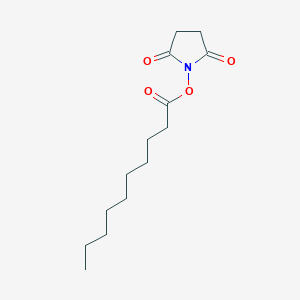 molecular formula C14H23NO4 B1642956 2,5-二氧代吡咯烷-1-基癸酸酯 CAS No. 22102-66-5