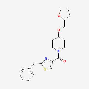 B1654338 (2-Benzyl-1,3-thiazol-4-yl)-[4-(oxolan-2-ylmethoxy)piperidin-1-yl]methanone CAS No. 2217500-00-8