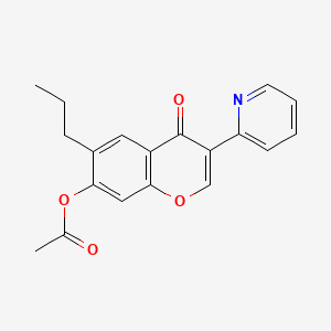 B1663250 (4-Oxo-6-propyl-3-pyridin-2-ylchromen-7-yl) acetate CAS No. 299952-11-7