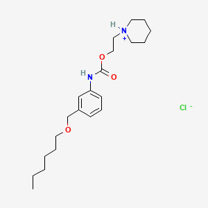 molecular formula C21H35ClN2O3 B1668327 碳酸苯甲酯，m-（（己氧基）甲基）-，2-哌啶基乙酯，盐酸盐 CAS No. 80171-78-4