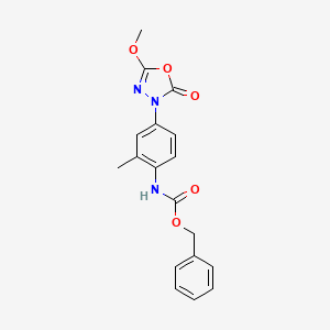 molecular formula C18H17N3O5 B1668648 苯甲酸N-[4-(5-甲氧基-2-氧代-1,3,4-恶二唑-3-基)-2-甲苯基]氨基甲酸酯 CAS No. 359714-55-9