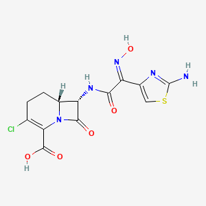 B1675613 (6R,7S)-7-[[(2E)-2-(2-Amino-1,3-thiazol-4-yl)-2-hydroxyiminoacetyl]amino]-3-chloro-8-oxo-1-azabicyclo[4.2.0]oct-2-ene-2-carboxylic acid CAS No. 153502-35-3