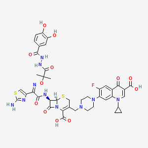 B1680674 (6R,7R)-7-[[(2Z)-2-(2-Amino-1,3-thiazol-4-yl)-2-[1-[2-(3,4-dihydroxybenzoyl)hydrazinyl]-2-methyl-1-oxopropan-2-yl]oxyiminoacetyl]amino]-3-[[4-(3-carboxy-1-cyclopropyl-6-fluoro-4-oxoquinolin-7-yl)piperazin-1-yl]methyl]-8-oxo-5-thia-1-azabicyclo[4.2.0]oct-2-ene-2-carboxylic acid CAS No. 143488-32-8
