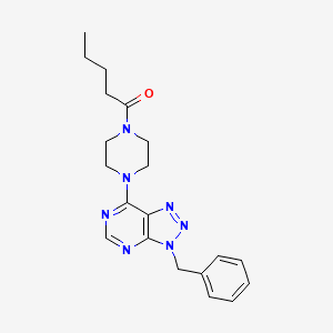 molecular formula C20H25N7O B2353731 1-(4-(3-benzyl-3H-[1,2,3]triazolo[4,5-d]pyrimidin-7-yl)piperazin-1-yl)pentan-1-one CAS No. 920186-15-8