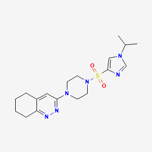 molecular formula C18H26N6O2S B2355380 3-(4-((1-异丙基-1H-咪唑-4-基)磺酰基)哌嗪-1-基)-5,6,7,8-四氢环辛诺林 CAS No. 2034350-44-0