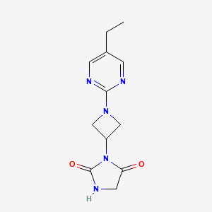 molecular formula C12H15N5O2 B2355978 3-[1-(5-Ethylpyrimidin-2-yl)azetidin-3-yl]imidazolidine-2,4-dione CAS No. 2380071-57-6
