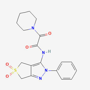 molecular formula C18H20N4O4S B2356682 N-(5,5-二氧化-2-苯基-4,6-二氢-2H-噻吩[3,4-c]吡唑-3-基)-2-氧代-2-(哌啶-1-基)乙酰胺 CAS No. 899961-21-8