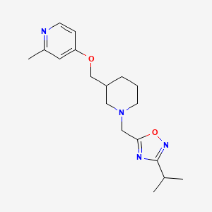 molecular formula C18H26N4O2 B2356710 5-[[3-[(2-Methylpyridin-4-yl)oxymethyl]piperidin-1-yl]methyl]-3-propan-2-yl-1,2,4-oxadiazole CAS No. 2379984-44-6