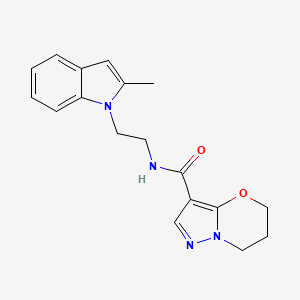 molecular formula C18H20N4O2 B2357987 N-(2-(2-メチル-1H-インドール-1-イル)エチル)-6,7-ジヒドロ-5H-ピラゾロ[5,1-b][1,3]オキサジン-3-カルボキサミド CAS No. 1428349-01-2