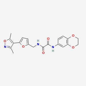 molecular formula C20H19N3O6 B2357990 N'-(2,3-Dihydro-1,4-benzodioxin-6-yl)-N-[[5-(3,5-dimethyl-1,2-oxazol-4-yl)furan-2-yl]methyl]oxamide CAS No. 2415632-72-1