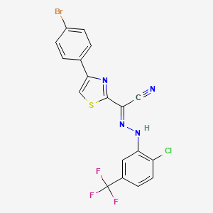 molecular formula C18H9BrClF3N4S B2358132 (2E)-[4-(4-bromofenil)-1,3-tiazol-2-il]{2-[2-cloro-5-(trifluorometil)fenil]hidrazinilideno}etanonirilo CAS No. 477286-84-3