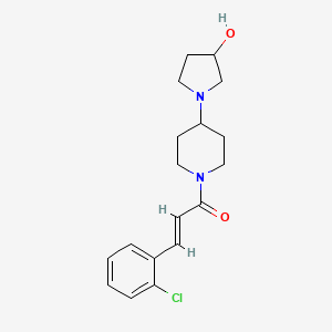 (E)-3-(2-chlorophenyl)-1-(4-(3-hydroxypyrrolidin-1-yl)piperidin-1-yl)prop-2-en-1-one