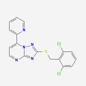molecular formula C17H11Cl2N5S B2358843 2-[(2,6-Dichlorobenzyl)sulfanyl]-7-(2-pyridinyl)[1,2,4]triazolo[1,5-a]pyrimidine CAS No. 338403-84-2