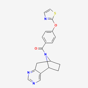 molecular formula C19H16N4O2S B2359181 ((5R,8S)-6,7,8,9-tétrahydro-5H-5,8-épiiminocyclohepta[d]pyrimidin-10-yl)(4-(thiazol-2-yloxy)phényl)méthanone CAS No. 1904326-68-6